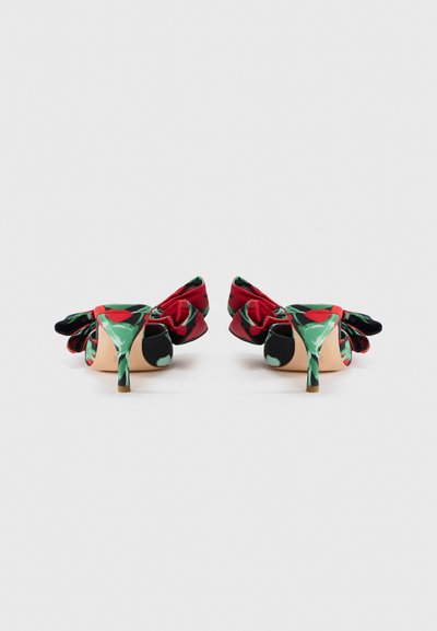 Πολύχρωμα ψηλοτάκουνα παπούτσια με λουλουδάτο σχέδιο, διακοσμημένα με φιόγκο στο πίσω μέρος και λεπτό, ανοιχτόχρωμο τακούνι.