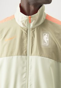 Nike Performance NBA TRACKSUIT - Træningssæt - neutral olive/olive aura/hyper crimson
