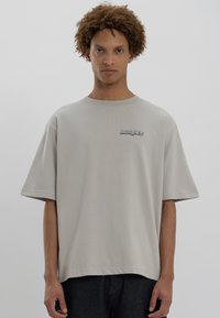 LOW LIGHTS STUDIOS® SANDED LOGO - Apdrukāts T-krekls - light grey
