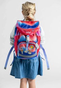 Zaino colorato con una sfumatura di rosso e blu. Presenta diversi distintivi: un ghiacciolo, un fiore, un arcobaleno e una nuvola. Spallacci regolabili.