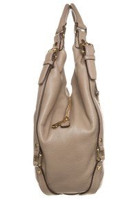 Bolso de hombro de cuero beige con un diseño suave, acentos en hardware dorado y un detalle de cremallera en el lateral. Superficie texturizada.