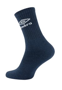 Calzino in misto cotone di colore blu navy con una texture a coste, caratterizzato da un logo bianco nella parte superiore. Lunghezza a metà polpaccio e design della punta curvo.