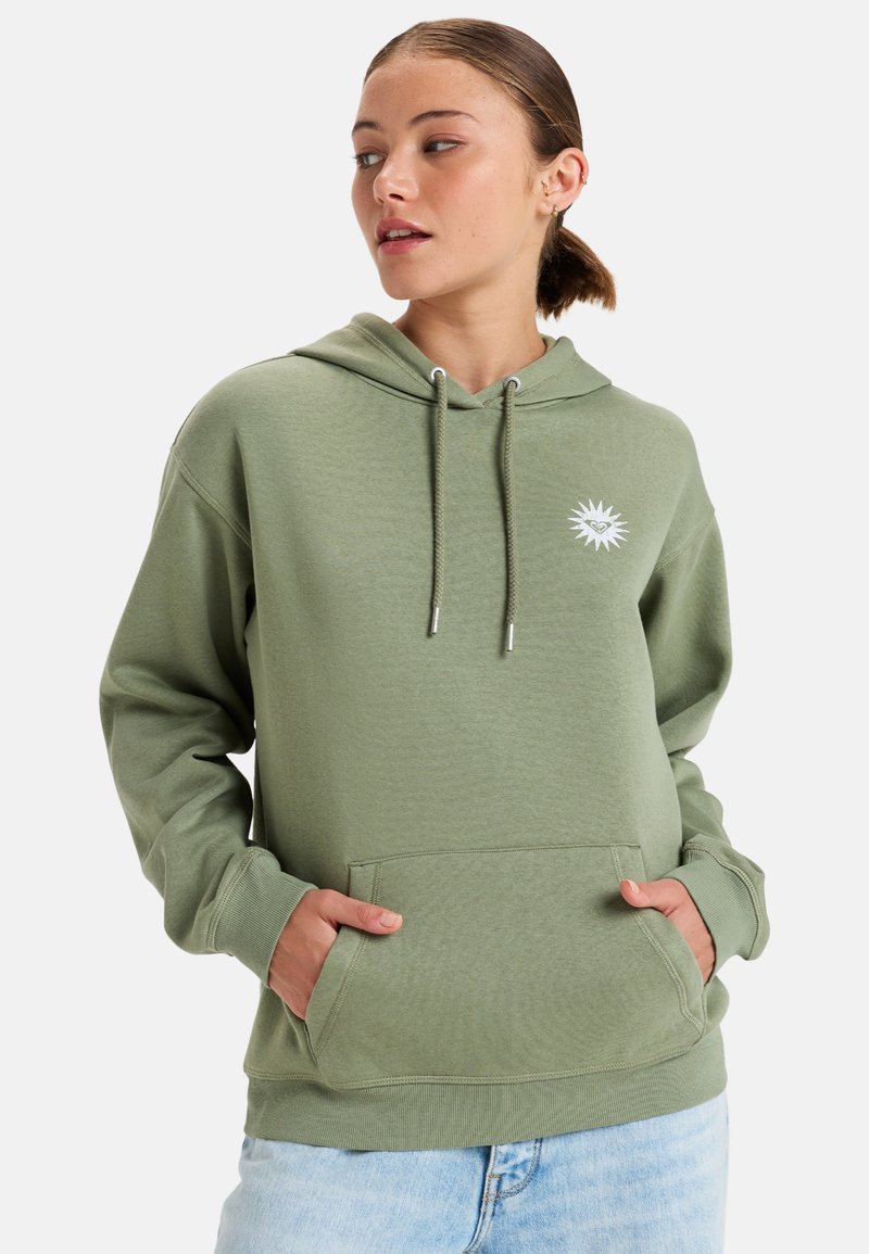 Sudadera verde hecha de tela suave, con un bolsillo frontal, capucha con cordón y un gráfico de sol blanco en el pecho.