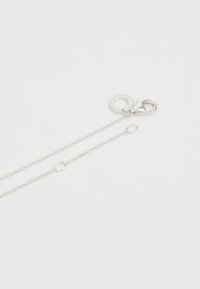 Silverkedja med en kräftklämma, cirkelring och tunn länkdesign. Slät yta med blank finish.