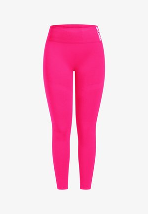 Lyserøde leggings lavet af strækbart materiale, med en høj talje og et lille hvidt logo på den øverste side.