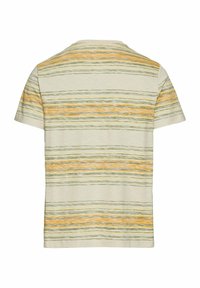 Gestreepte t-shirt met korte mouwen, met afwisselende lijnen in groen, geel en crème op een lichte achtergrond. Zachte, casual stof.