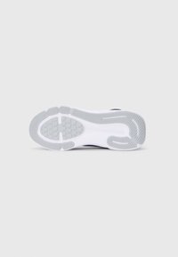 Suela de zapato en goma gris con un patrón texturizado y una entresuela blanca. Forma redondeada con surcos flexibles para el agarre y el movimiento.