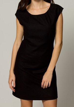 Robe noire à manches courtes avec un encolure dégagée, silhouette ajustée, tissu texturé et poches avant discrètes.