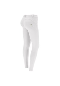Leggings bianchi con una texture liscia e un design aderente, dotati di tasche posteriori e un accento in metallo con il logo vicino alla cintura.