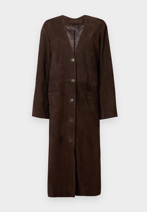 Rjavi dolg plašč iz semiša z zarezanim ovratnikom, šestimi gumbi, dvema sprednjima žepoma in gladko notranjo podlogo.