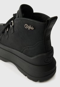 Μαύρες ankle boots με υφή δέρματος στην επάνω επιφάνεια, διαθέτουν μεταλ�λικό λογότυπο, μαλακή κολαρίνα και παχιά, στρωτή σόλα.