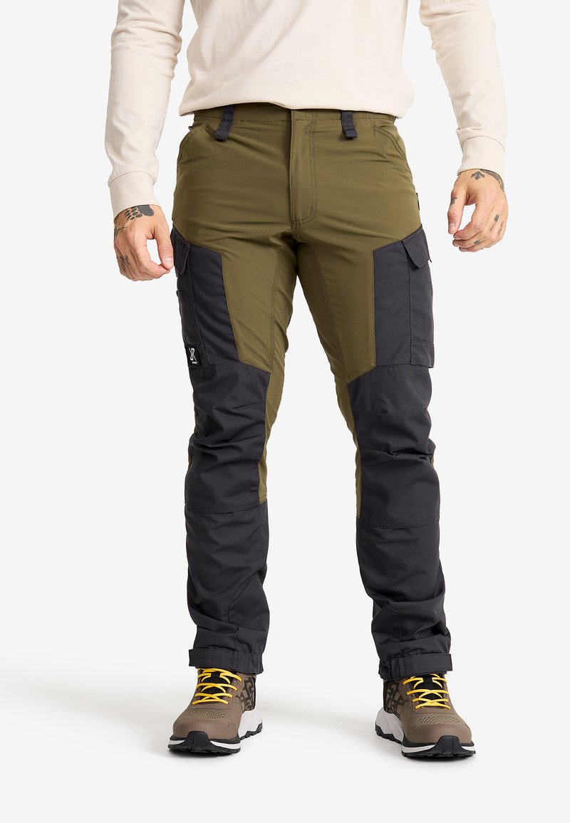 Olivgröna och svarta cargobyxor med slim fit, som har flera fickor, förstärkta sömmar och elastisk justerbar midja för komfort.