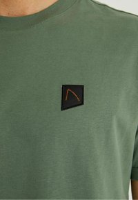 CHASIN' Jednoduché tričko - green
