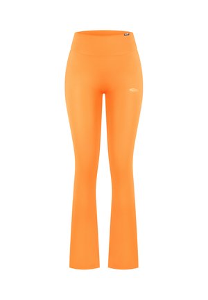 Fel oranje wijde broek van rekbare stof, met een hoge tailleband en een klein logodetail op het onderbeen. De gehele broek heeft een gladde textuur.