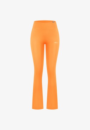 Pantalones acampanados de color naranja brillante hechos de tela elástica, con una pretina alta y un pequeño detalle de logo en la parte inferior de la pierna. Textura suave en todo el pantalón.