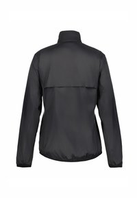 Chaqueta ligera negra con cuello alto, puños elásticos y detalle de ventilación en la espalda. Fabricada con un tejido brillante y resistente al agua.