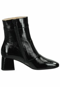 Schwarze patentierte Knöchelstiefel mit spitzem Zeh und blockhaftem Absatz. Verfügt über einen seitlichen Reißverschluss und eine glatte, glänzende Oberfläche. Ideal für den lässigen oder formellen Gebrauch.