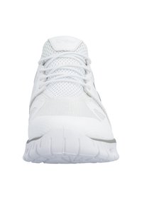 Baskets blanches de sport avec tige en mesh, lacets blancs et semelle texturée, vues de face sur un fond blanc.
