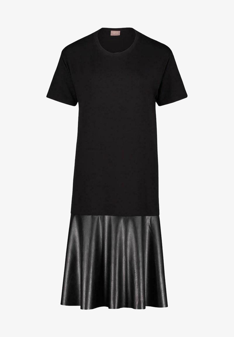 Robe noire à manches courtes avec un col rond et un panneau de jupe évasée en simili cuir en bas.