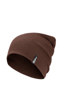 Berretto lavorato a maglia marrone con una texture a coste, design leggermente scivoloso e un'etichetta con un logo sul lato.