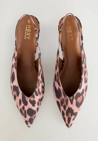 Slingback-kengät teräväkärkisellä muotoilulla leopardi-kuosissa, jossa on vaaleanpunaiset ja mustat kuvioinnit, sileä kangas ja avoimet sivut, sekä ruskea pohja.