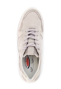 Beige Wildledersneaker mit Mesh-Akzenten, runder Spitze und kontrastierenden Schnürsenkeln. Verfügt über einen gepolsterten Kragen und eine einfache, gemusterte Einlegesohle.