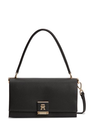 Melna teksturēta ādas rokassoma ar augšējo rokturi un zelta krāsas logo aizdari uz priekšējā vāka, komplektā noņemams plecu siksna.