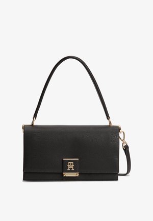 Zwarte handtas van getextureerd leer met bovenhandvat en gesp in goudkleurig logo op de voorflap, voorzien van een afneembare schouderriem.