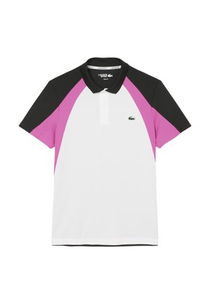 Polo avec un corps blanc, des manches noires et des accents violets. Le matériau est lisse ; le col est classique avec trois boutons et un détail de logo.