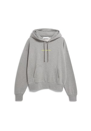 Sweat à capuche gris clair avec poche kangourou devant, capuche avec cordon, poignets côtelés et petit texte jaune "ARMEDANGELS" sur la poitrine.