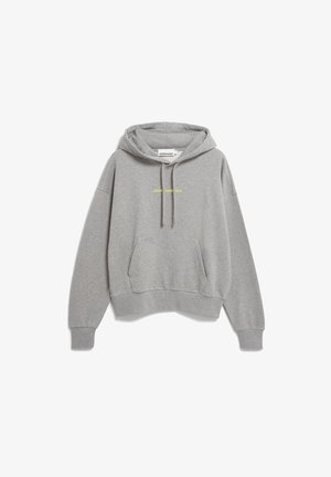 Sweat à capuche gris clair avec poche kangourou devant, capuche avec cordon, poignets côtelés et petit texte jaune "ARMEDANGELS" sur la poitrine.
