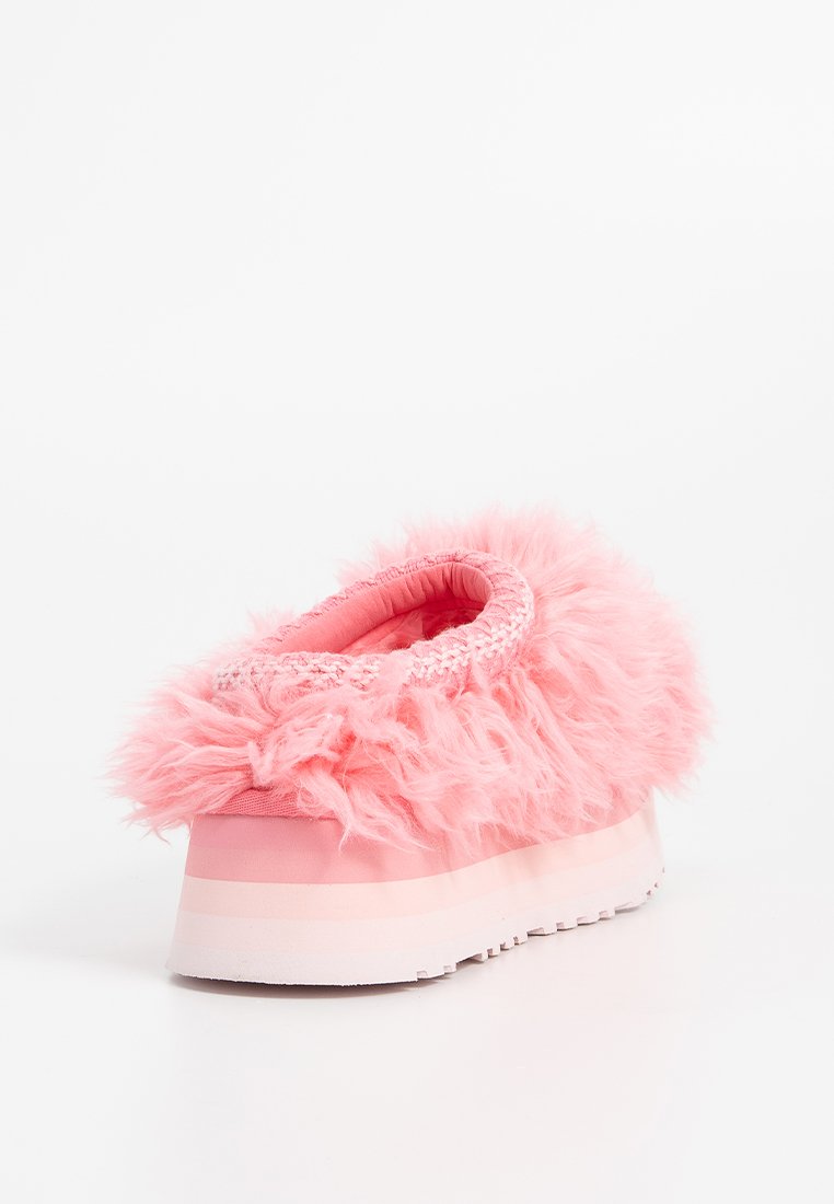 Rosa Sneaker mit einem flauschigen Obermaterial, beschichtet mit langem Kunstfell. Verfügt über einen gepolsterten Kragen und eine klobige, geschichtete Sohle.