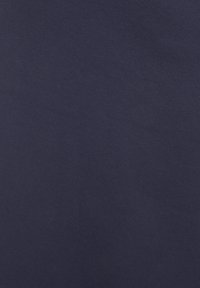 Tessuto blu navy con una consistenza liscia, presenta un colore solido e uniforme senza motivi o dettagli. Adatto per abbigliamento casual.