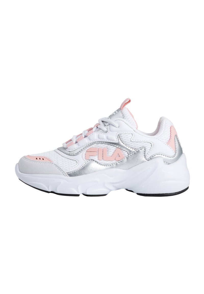 Scarpa da ginnastica bianca con accenti rosa e argento, parte superiore in mesh texturizzato, punta rotonda e suola imbottita con una suola in gomma nera. Logo Fila visibile.