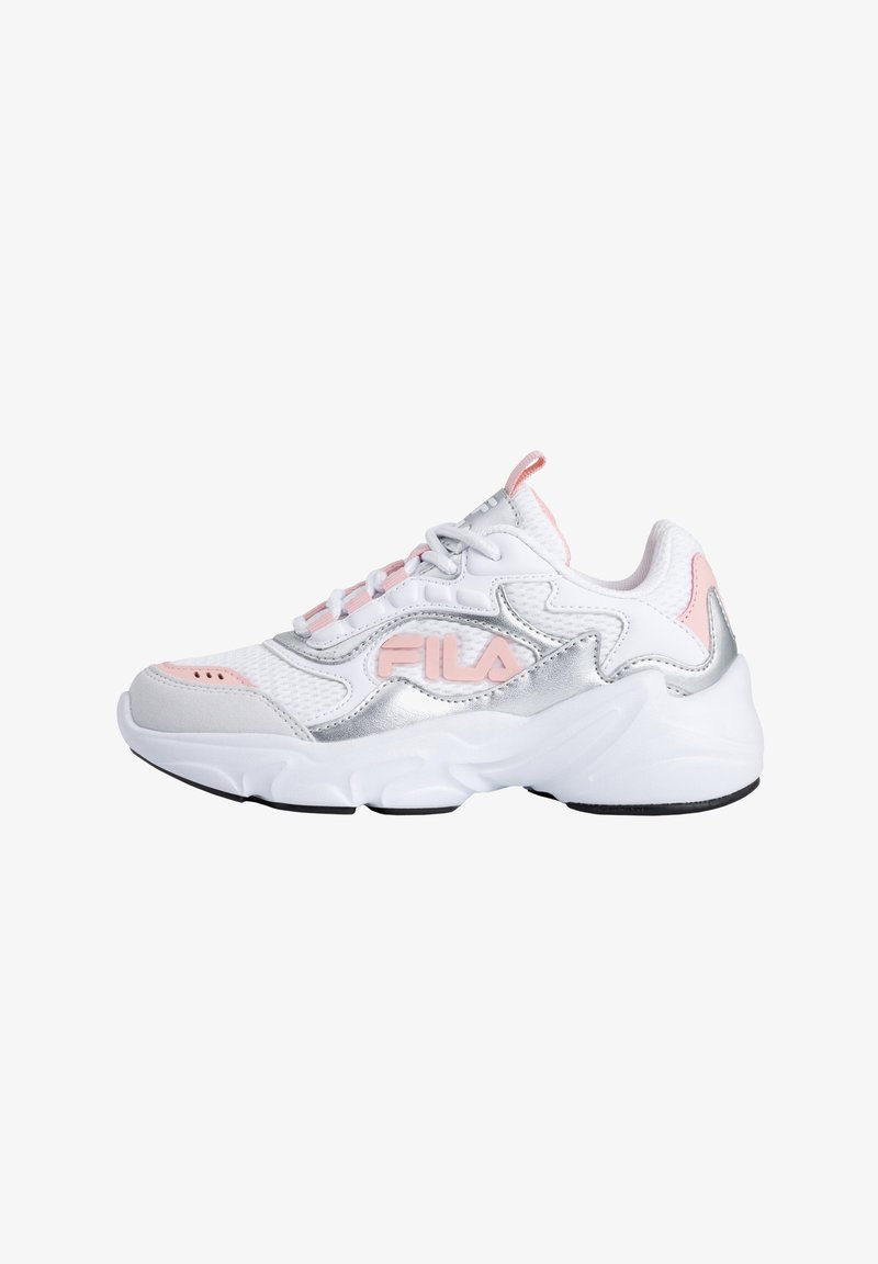 Weißer Sportschuh mit pinken und silbernen Akzenten, strukturiertem Mesh-Obermaterial, runder Spitze und gepolsteter Sohle mit einer schwarzen Gummisohle. Fila-Logo angezeigt.