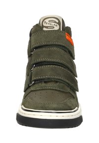 Groene suède sneakers met drie verstelbare klittenbandsluitingen, geperforeerde teentoevoeging, witte tussenzool en een zwarte rubberen zool.