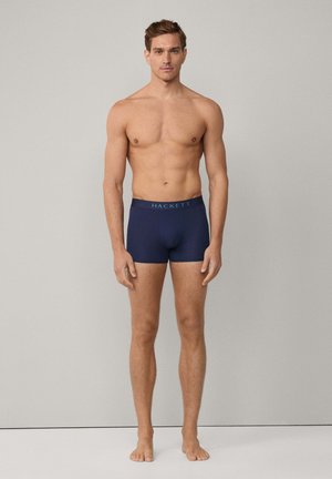 Mörkblå boxer-shorts i mjukt tyg med en mjuk midja som har "HACKETT"-logotypen i ljusblått, designade för komfort.