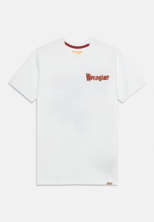 Valkoinen pyöreäkauluksinen t-paita, jossa on lyhyet hihat ja vasemmassa rinnassa oranssin ja ruskean värinen "Wrangler"-logo.