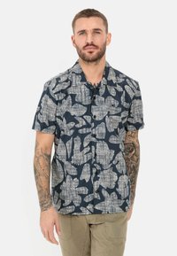 Kurzarm-Hemd in Marineblau mit weißem Blumenmuster, ausgestattet mit einem strukturierten Design und einer Brusttasche.