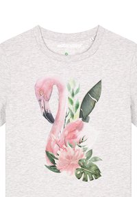 Hellgrau T-Shirt mit einem Design eines rosa Flamingos, umgeben von tropischen Blättern und Blumen im Aquarellstil. Runder Halsausschnitt, lässige Passform.