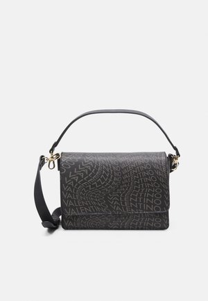 Sort Valentino skuldertaske med logo-mønster over det hele, klaplukning, justerbar rem og guldfarvede hardwaredetaljer.