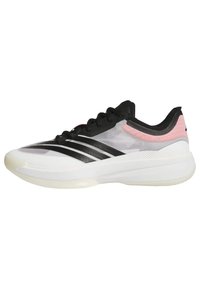 Scarpa sportiva bianca con dettagli neri e rosa, tomaia in rete, lacci piatti, intersuola leggera e suola in gomma testurizzata.