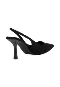 Zapato de tacón alto de ante negro, con punta afilada y tacón delgado y acampanado, mostrado en perfil lateral sobre fondo blanco.