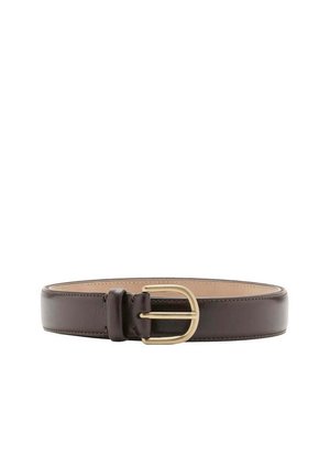 Donkerbruine leren riem met een gouden metalen afgeronde rechthoekige gesp, stiksels langs de randen en een enkele lushouder.