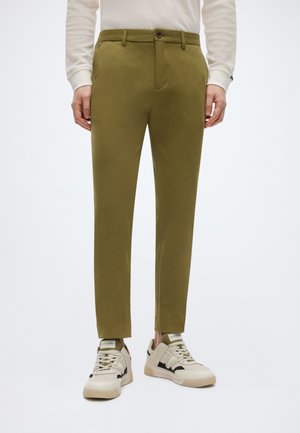 SEASONAL CORE MOTT TAILORED COTTON BLEND JERSEY CHINO - Chinosy