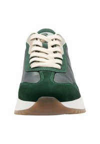 Baskets en cuir vert et en suède avec des lacets crème, une semelle intermédiaire blanche et une semelle extérieure en caoutchouc texturé. Présente des coutures et des accents contrastants.