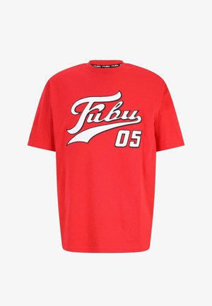 Rde majice iz bombaža ima velik bel in črn logotip "Fubu 05" čez prsi, s krojnim izrezom in sproščenim krojem.