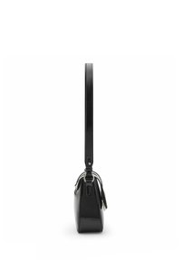 Schwarze Handtasche aus Lackleder mit einem schlanken, flachen Profil, einem langen Tragegurt und silbernen Hardware-Elementen. Sie verfügt über eine glatte Textur und ein minimalistisches Design.