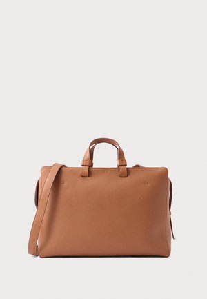 Valigetta in pelle marrone con doppie maniglie e una tracolla lunga, mostrata su uno sfondo chiaro e uniforme.