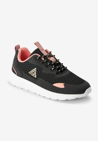 Pantofi sport negri cu partea superioară din plasă, accente roz, talpă albă și șireturi negre. Au un logo triangular pe lateral.